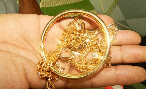 Án phạt nào dành cho đối tượng đổi vàng giả lấy tiền thật - 1
Hành vi đổi vàng giả để giao dịch sẽ bị phạt nặng (Ảnh minh họa)