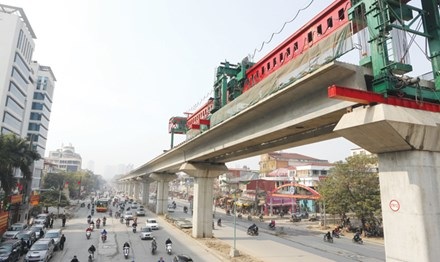 Trung Quốc cho vay 300 triệu USD làm cao tốc: Đừng vội mừng - 1
Tuyến đường sắt trên cao Cát Linh - Hà Đông. Ảnh: Hồng Vĩnh.