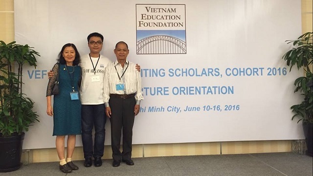 9X từng trượt môn ĐH giành 3 suất học bổng toàn phần thạc sĩ Mỹ - 3
Khương và bố mẹ trong ngày nhận học bổng của quỹ VEF.