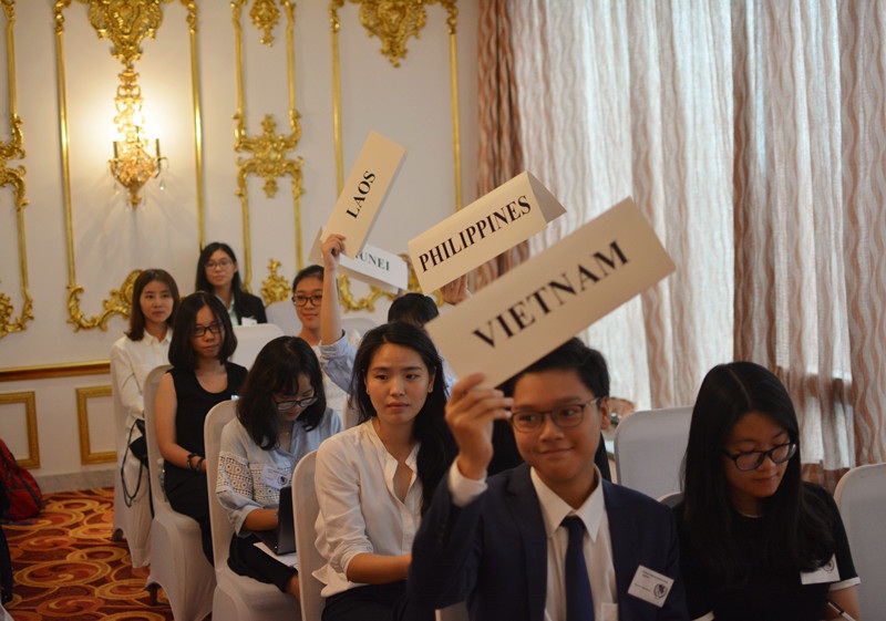 Bạn trẻ ngoại quốc say sưa tranh biện trong phòng mô phỏng LHQ tại Việt Nam - 8
Các đại biểu sẽ tranh luận, sửa đổi và bỏ phiếu cho nghị quyết tại hội thảo.