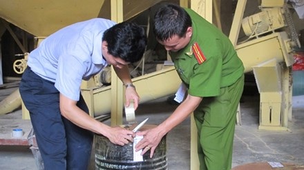 Những miếng ăn giết người - 1
Hàng chục tấn hóa chất công nghiệp còn tồn trong kho dùng để sản xuất thức ăn chăn nuôi, thủy sản.