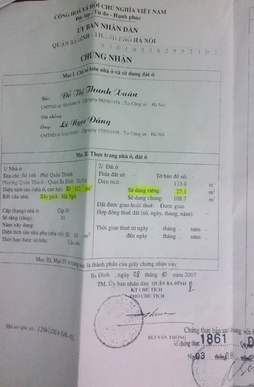 Vụ 146 Quán Thánh: UBND quận Ba Đình mời dân làm việc sau kết luận của TP Hà Nội - 3
Cuốn sổ đỏ được cấp đè lên cả phần đất chung là đường cống nhà 146 Quán Thánh do Phó chủ tịch UBND quận Ba Đình Bùi Văn Thông ký.