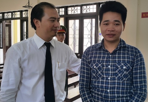 Luật sư ghi dấu ấn bằng việc đeo bám đến cùng những vụ án oan sai - 1
Luật sư Trương Anh Tú (trái) bên bị cáo Đàm Thuận Thao trong vụ án chiếc dùi đục tưởng tượng.