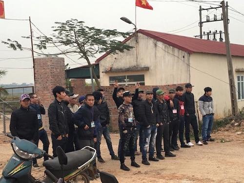 Bắc Giang: Cưỡng chế xong mới ra quyết định hoãn thi hành án! - 2
Hàng chục đối tượng bặm trợn lập rào chắn trước cổng nhà máy xua đuổi công nhân của công ty Hải Hà.
