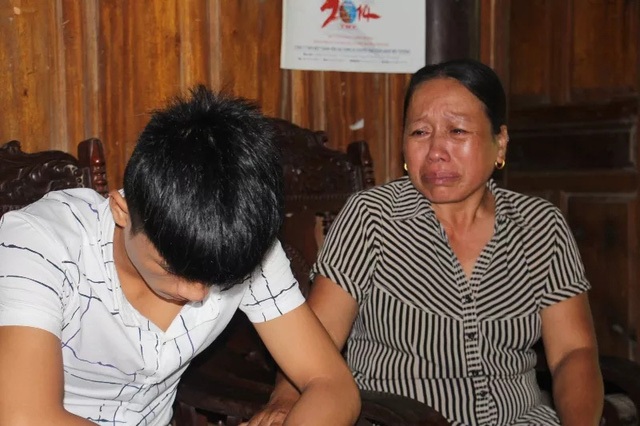 Cần kháng nghị xem xét lại vụ án em học sinh bị kết tội “Cướp tài sản” kêu oan - 2
Mẹ của em Khánh đau đớn khi tòa tuyên án con 18 tháng tù giam vì tội Cướp tài sản.