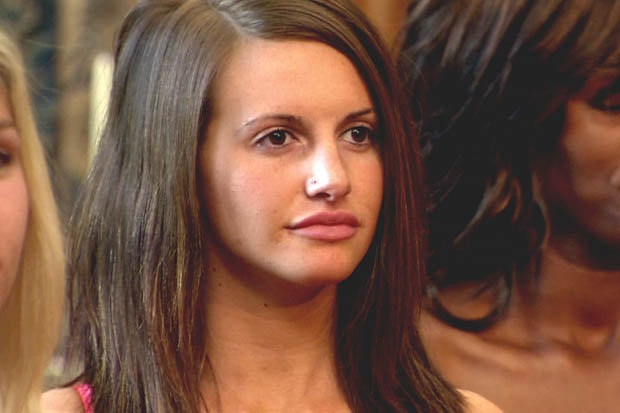 
Gương mặt hoàn toàn khác của người đẹp...
