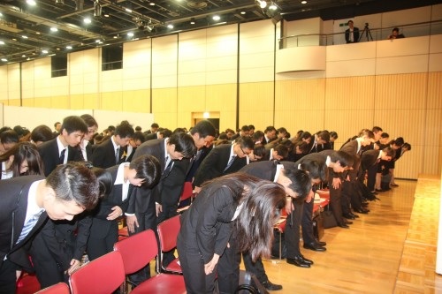 DHS Việt tại Nhật học cách cúi chào để không “mất điểm” khi phỏng vấn - 2
… và các bạn sinh viên Việt cùng thực hành.