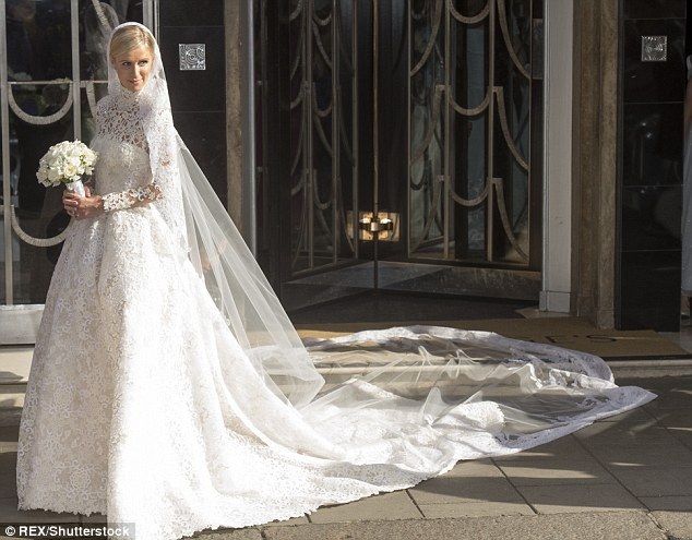 Những bộ váy cưới ấn tượng nhất của "sao" - 5
Tháng 7 năm ngoái, cô em gái của Paris Hilton - Nicky đã kết hôn với 1 tỷ phú trẻ. Người đẹp diện váy cưới giá hơn 1,6 tỷ VNĐ của nhãn hiệu mà cô yêu thích - Valentino