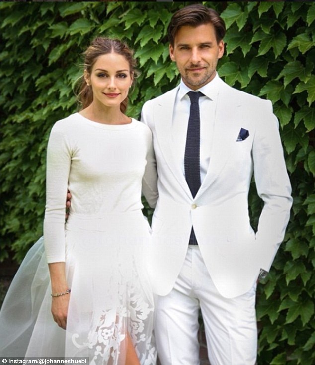 Những bộ váy cưới ấn tượng nhất của "sao" - 8
Biểu tượng thời trang Olivia Palermo rất nữ tính và thanh lịch trong bộ váy cưới của Carolina Herrera