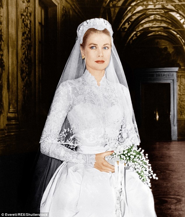 Những bộ váy cưới ấn tượng nhất của "sao" - 10
Grace Kelly và bộ váy cưới đi vào huyền thoại do Helen Rose thiết kế