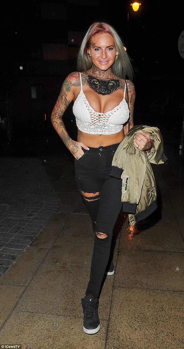Người đẹp xăm trổ diện áo hớ hênh ra phố - 1 
Jemma Lucy xuất hiện sành điệu và gợi cảm trên đường phố Manchester ngày 23/6