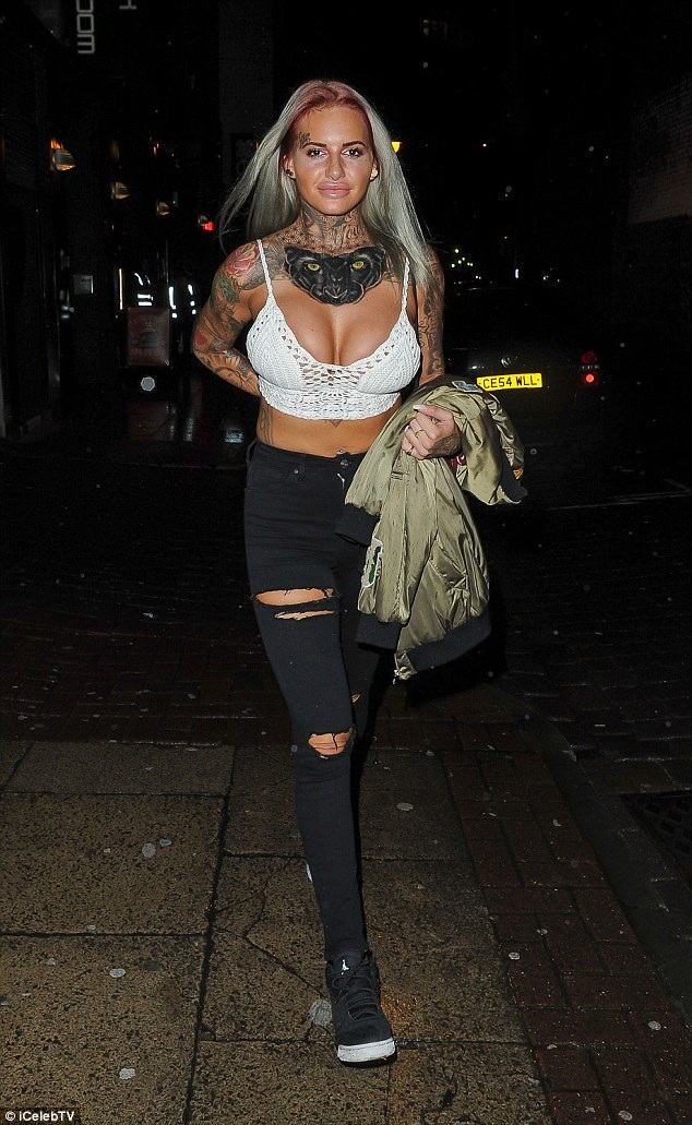 Người đẹp xăm trổ diện áo hớ hênh ra phố - 4 
Jemma mới xăm thêm hình xăm con báo ngay giữa cổ và hình xăm này vấp phải sự chỉ trích lớn từ fans bởi trông khá thô kệch