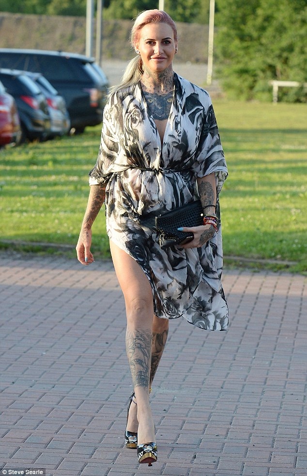 Người đẹp xăm trổ diện áo hớ hênh ra phố - 6 
Trước đó Jemma Lucy diện bộ váy nữ tính hiếm thấy khi dự sự kiện tại Manchester, Anh quốc ngày 21/6