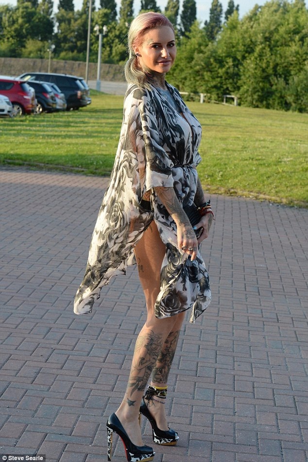 Người đẹp xăm trổ diện áo hớ hênh ra phố - 7 
Người đẹp 28 tuổi để lộ đôi chân thon dài trong bộ váy lụa mềm mại.