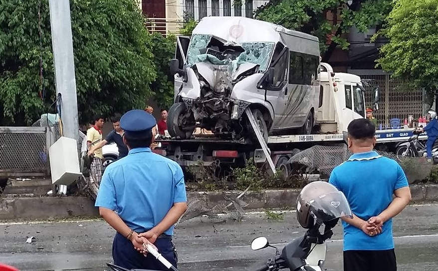 Xe khách tông cột điện, 8 người nhập viện - 1
Chiếc xe gặp nạn được đưa đi khỏi hiện trường.