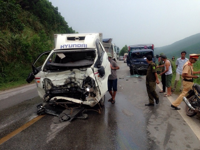 Xe chở gas tông xe đông lạnh, 3 người nhập viện - 1
Sau cú đâm va, 3 người trên hai xe ô tô bị thương nặng, hai xe ô tô hư hỏng nặng phần đầu