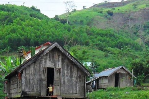 Bi kịch những thiếu nữ bị phụ tình, vô vọng ôm con đợi gã sở khanh - 1
Trong các bản làng người Xê Đăng...