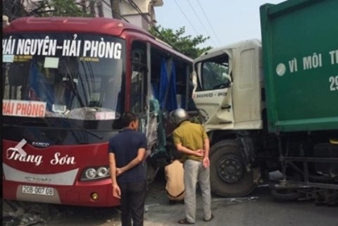 Xe môi trường tông liên hoàn, 1 người chết, 5 người nhập viện - 1
Hiện trường vụ tai nạn (Ảnh: An ninh Thủ đô)