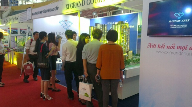 Hàng trăm khách hàng giữ chỗ thành công Xi Grand Court tại Viethome Expo 2016 - 3
Gian hàng giới thiệu dự án tại triển lãm Viethome Expo 2016 luôn đông khách tham quan