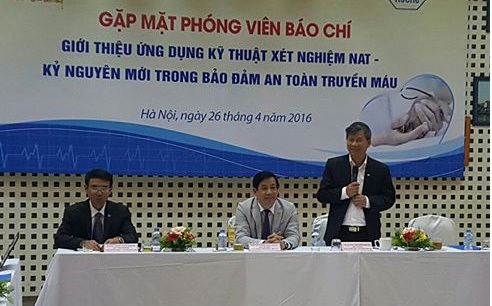 Ứng dụng phát hiện sớm vi rút HIV, viêm gan B, C giai đoạn cửa sổ - 1
GS.TS Nguyễn Anh Trí cho biết, kỹ thuật NAT cho phép phát hiện sớm vi rút từ giai đoạn cửa sổ so với xét nghiệm huyết thanh học thông thường. Ảnh: H.Hải