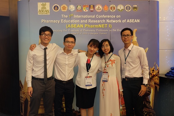 
Lộc (ngoài cùng bên trái) tại Hội nghị ASEAN PharmNET I.
