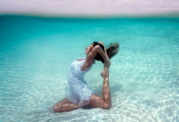 Kỳ thú những tư thế yoga trong lòng đại dương - 3