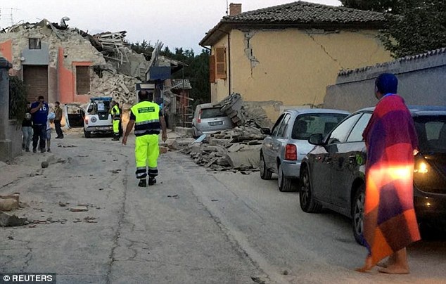 Cận cảnh đổ nát ở Italy sau trận động đất mạnh 6,2 độ Richter - 11
(Ảnh: Reuters)