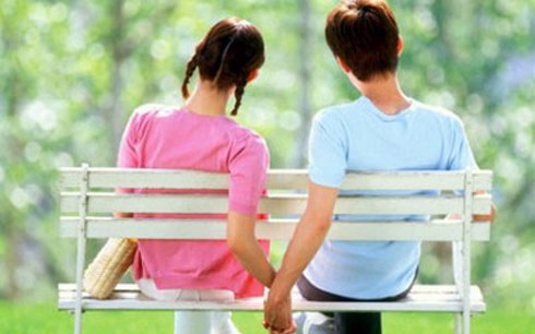 Ứng xử thế nào khi con cái yêu ở tuổi teen? - 1 Cha mẹ hãy lắng nghe thay vì cấm đoán khi trẻ em sớm (Ảnh minh họa: Internet)