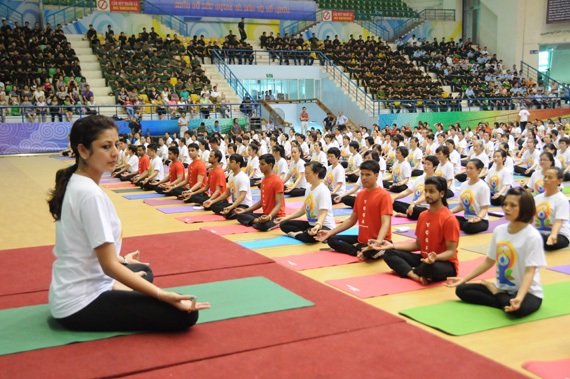 Miễn phí các hoạt động trong ngày Quốc tế Yoga - 1
Đồng diễn Yoga lần thứ nhất với sự hướng dẫn của các chuyên gia Ấn Độ
