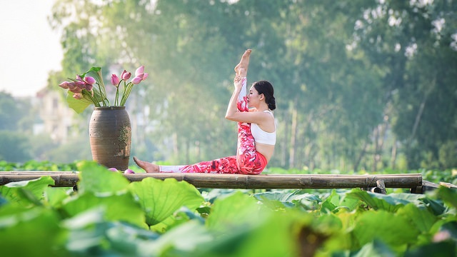 Tạo dáng yoga đẹp mắt bên hồ sen của cô gái Hà thành - 2 Tạo dáng yoga đẹp mắt bên hồ sen của cô gái Hà thành - 2