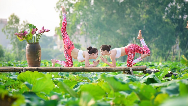 Tạo dáng yoga đẹp mắt bên hồ sen của cô gái Hà thành - 7 Tạo dáng yoga đẹp mắt bên hồ sen của cô gái Hà thành - 7