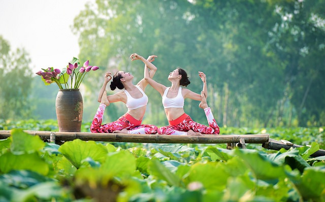 Tạo dáng yoga đẹp mắt bên hồ sen của cô gái Hà thành - 8 Tạo dáng yoga đẹp mắt bên hồ sen của cô gái Hà thành - 8