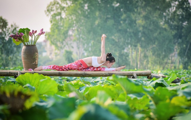 Tạo dáng yoga đẹp mắt bên hồ sen của cô gái Hà thành - 10 Tạo dáng yoga đẹp mắt bên hồ sen của cô gái Hà thành - 10