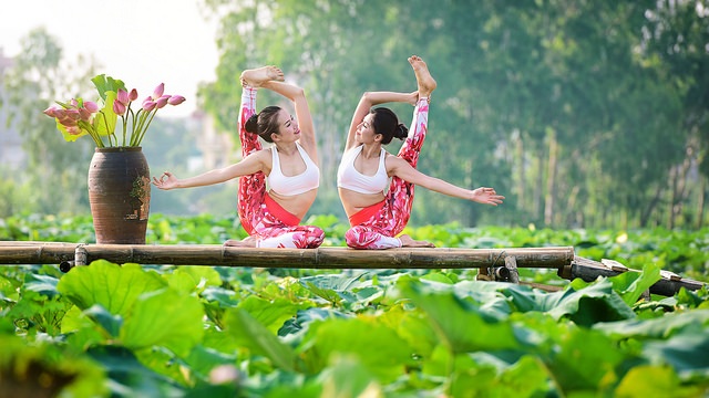 Tạo dáng yoga đẹp mắt bên hồ sen của cô gái Hà thành - 13 Tạo dáng yoga đẹp mắt bên hồ sen của cô gái Hà thành - 13