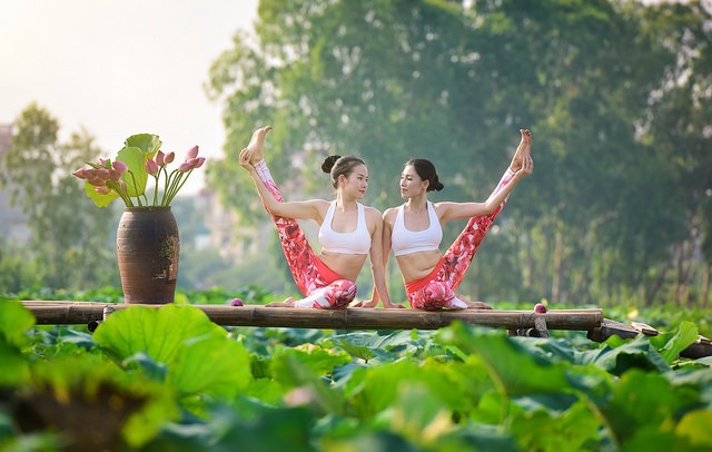 Tạo dáng yoga đẹp mắt bên hồ sen của cô gái Hà thành - 17 Tạo dáng yoga đẹp mắt bên hồ sen của cô gái Hà thành - 17