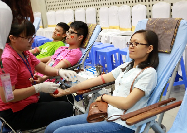 Hàng ngàn bạn trẻ đội mưa tham gia ngày hội hiến máu tình nguyện - 3
Trong số các bạn trẻ hưởng ứng ngày hội, có rất nhiều người mới lần đầu hiến máu tình nguyện nên không tránh khỏi lo lắng