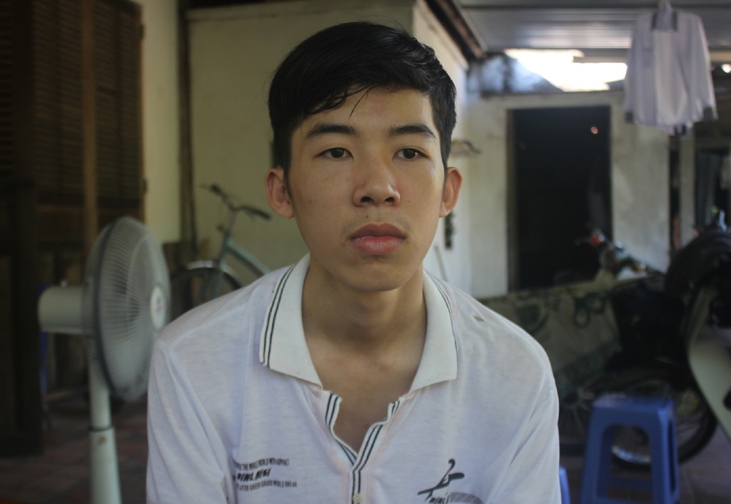 Em Nguyễn Đức Ngà tuyệt vọng trước thông tin không đủ tiêu chuẩn chính trị để vào học tại Học viện Cảnh sát nhân dân dù em đạt điểm rất cao.