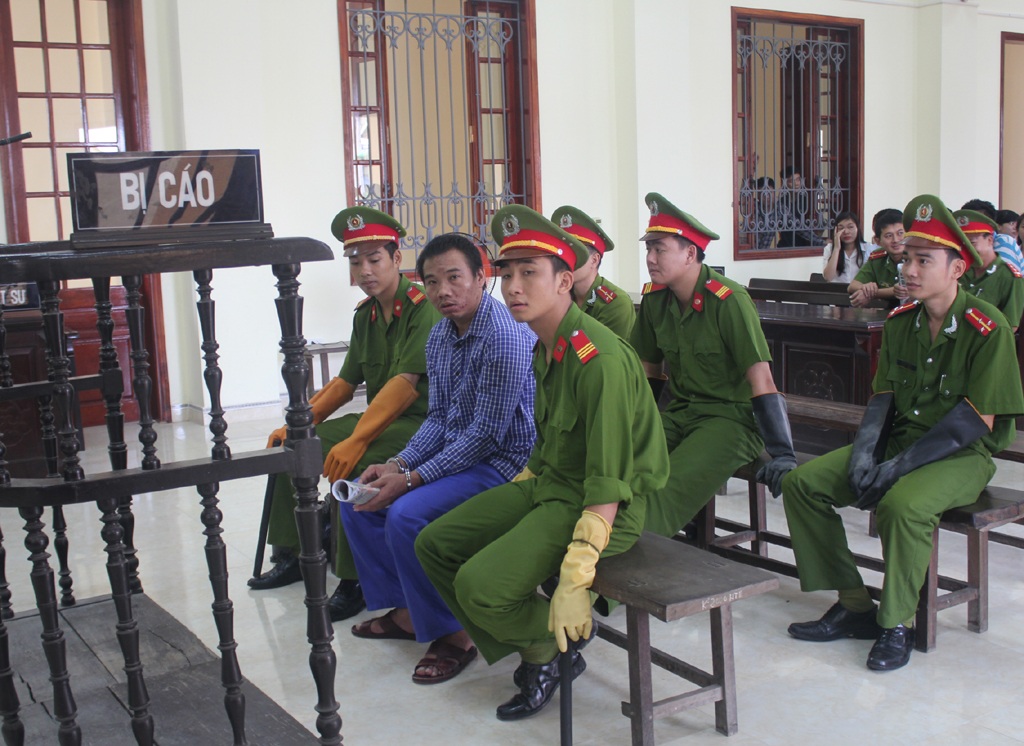 Bị rối loạn tâm thần, phạm nhân giết bạn tù vẫn phải lĩnh án chung thân - 1
Phan Công Trọng tại phiên tòa. Việc đảm bảo an toàn cho bị cáo và cán bộ dẫn giải được thực hiện một cách nghiêm ngặt.