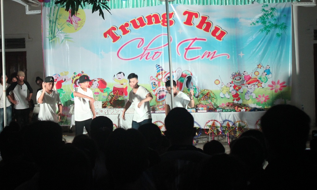 Teen thành Vinh đưa Trung thu đến bệnh viện - 2 Nhiều tiết mục văn nghệ cũng được chuẩn bị trong đêm vui của các bệnh nhi.