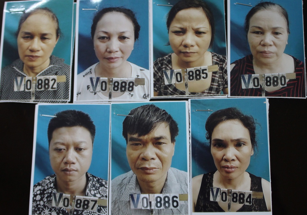 Triệt phá 9 điểm đánh bạc cùng 1 lúc ở Tp Vinh - 1 Các đối tượng trong đường dây đánh bạc bằng hình thức lô, đề vừa bị Công an Tp Vinh (Nghệ An bắt giữ)