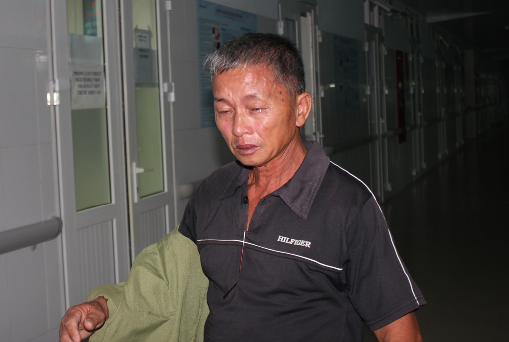 Thương bé sinh non khát sữa vì mẹ nguy kịch do xuất huyết não - 2 Ông Toàn bật khóc khi nghĩ đến tình cảnh của con dâu, cháu nội. Hằng ngày người đàn ông 60 tuổi phải đi xin sữa cho cháu.