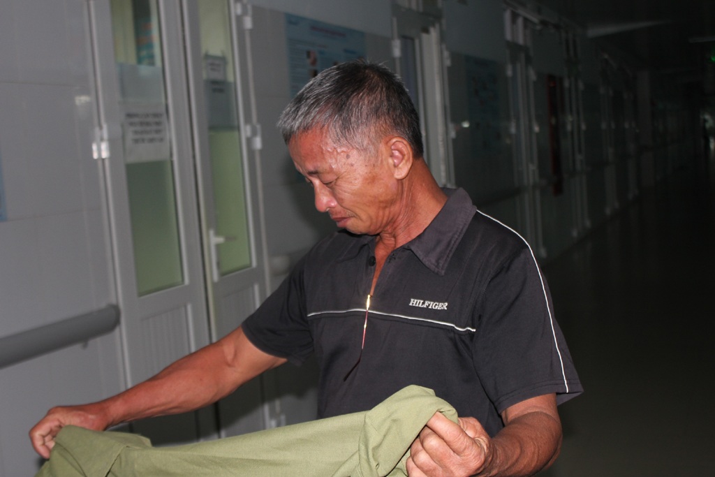 Thương bé sinh non khát sữa vì mẹ nguy kịch do xuất huyết não - 5 Đã gần 10 ngày chăm cháu ở bệnh viện, ông chưa đêm nào chợp mặt nổi một tiếng đồng hồ.
