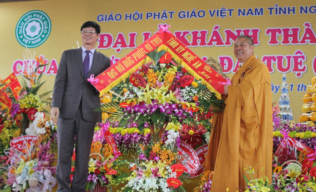 Khánh thành chùa Thượng - chùa Đại Tuệ - 3 Ông Lê Xuân Đại - Phó Chủ tịch UBND tỉnh Nghệ An tặng hoa chúc mừng đại đức Thích Thọ Lạc - trụ trì chùa Đại Tuệ.