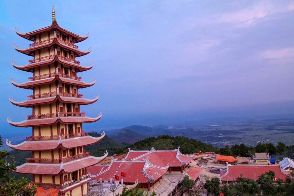 Khánh thành chùa Thượng - chùa Đại Tuệ - 1 Ngôi bảo tháp 9 tầng và toàn bộ khung cảnh chùa Thượng nhìn từ trên cao xuống.