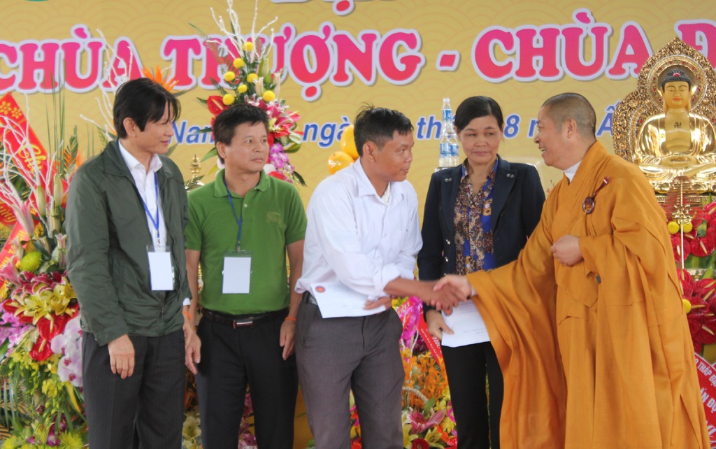 Khánh thành chùa Thượng - chùa Đại Tuệ - 4 Ban trị sự chùa Đại Tuệ cùng các nhà tài trợ trao 200 suất quà cho các hộ nghèo và các em học sinh hiếu học huyện Con Cuông và Nam Đàn (Nghệ An).