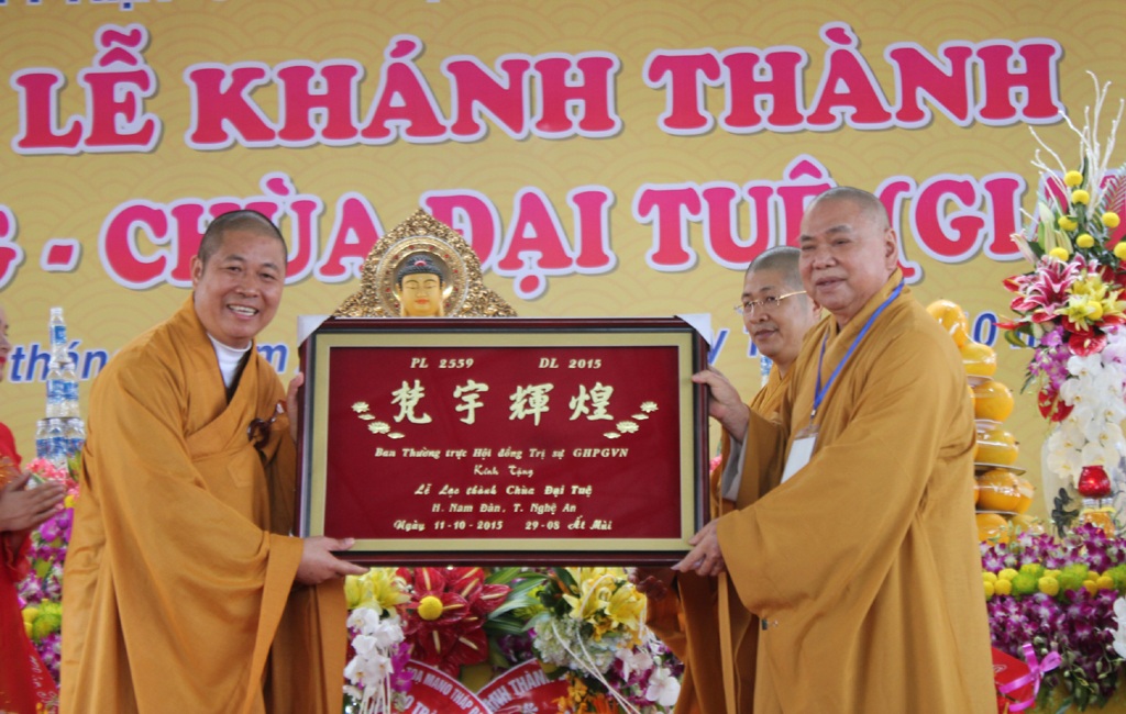 Khánh thành chùa Thượng - chùa Đại Tuệ - 2 Đại diện Trung ương giáo hội Phật giáo Việt Nam tặng quà chúc mừng Chùa Đại Tuệ nhân dịp khánh thành hạng mục chùa Thượng.