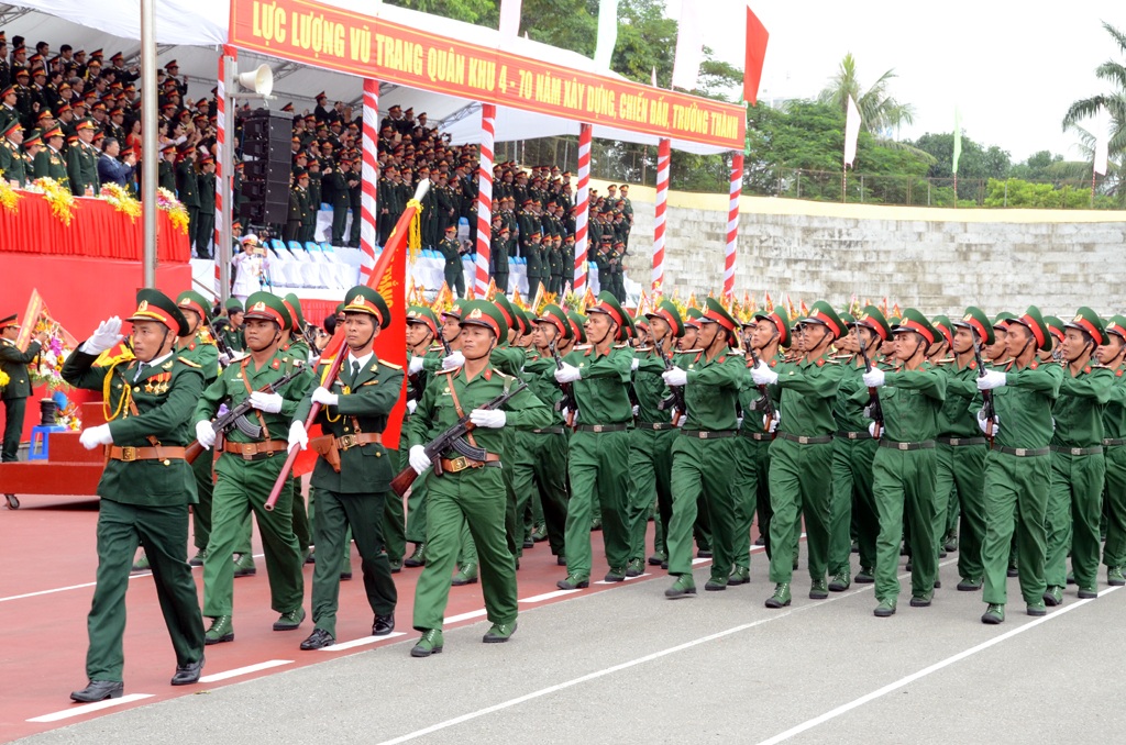 Diễu binh kỉ niệm 70 năm ngày truyền thống LLVT Quân khu 4 - 4 Lực lượng vũ trang Quân khu 4 đã có nhiều đóng góp quan trọng vào sự nghiệp đấu tranh bảo vệ Tổ quốc.