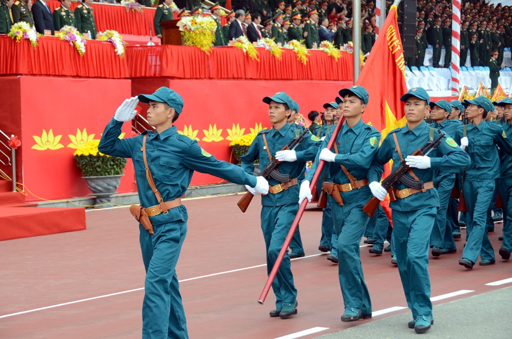 Diễu binh kỉ niệm 70 năm ngày truyền thống LLVT Quân khu 4 - 7 Lực lượng dân quân tự vệ...