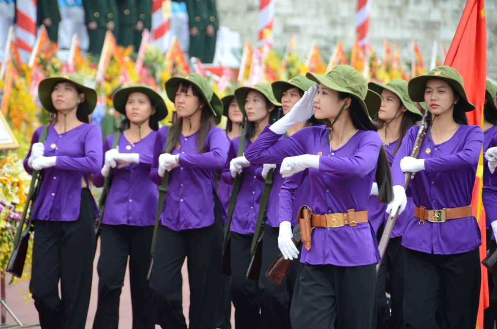 Diễu binh kỉ niệm 70 năm ngày truyền thống LLVT Quân khu 4 - 10 ... nữ du kích Sông Hương