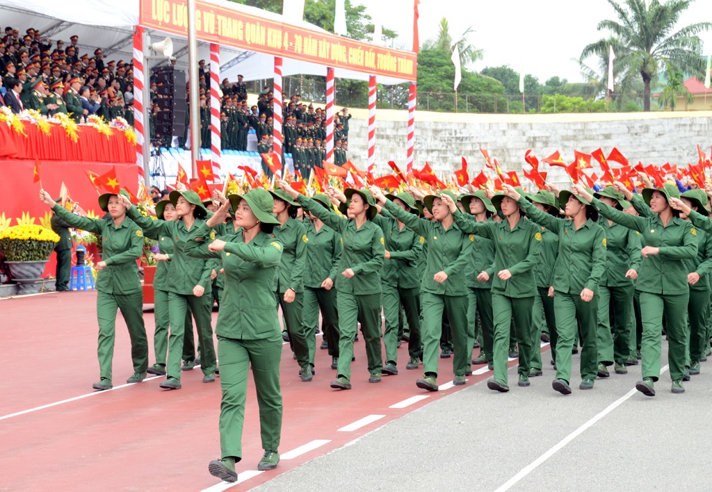 Diễu binh kỉ niệm 70 năm ngày truyền thống LLVT Quân khu 4 - 13 ... góp phần xóa đói, giảm nghèo.